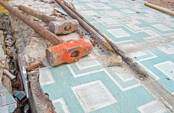 Piso de azulejo rachado — Fotografia de Stock