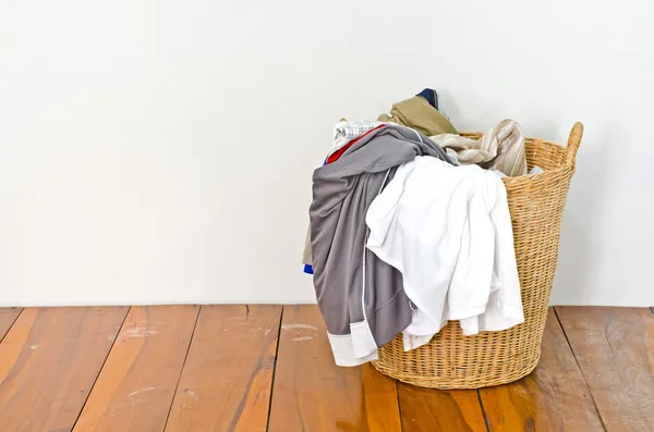 Kleidung im Wäschekorb Stockfoto