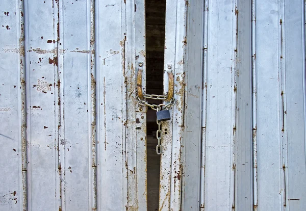 metal zincir ve eski metal kapı kilidi