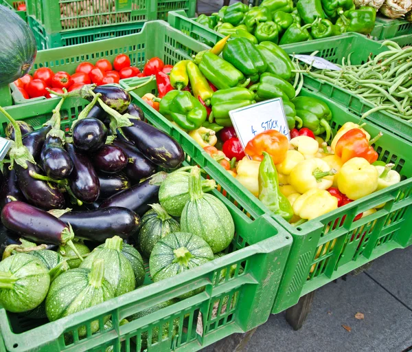 Frutas y hortalizas en el puesto de mercado — Foto de Stock