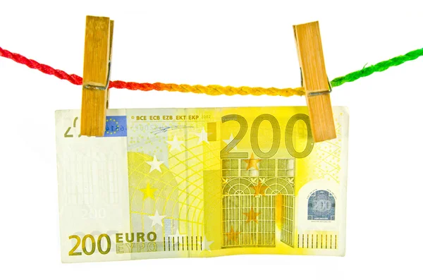 木製の服をピンでぶら下がっているユーロのお金 — ストック写真
