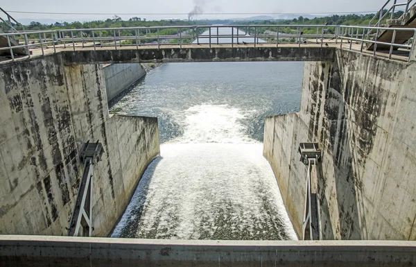 Water gate van dam — Stockfoto