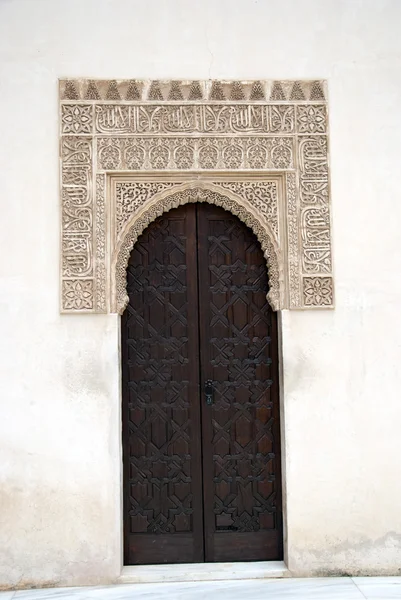 alhambra içinde kapı