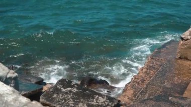 Dalgalar kayalara çarpar