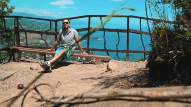 Dağ yolunda bir turist dinleniyor