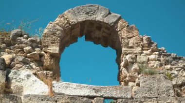 Eski bir şatonun harabeleri, bir pencerenin açılışı şeklinde taş kemer şeklinde.