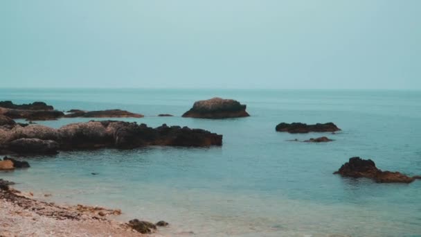 Costa rochosa do mar negro com água calma — Vídeo de Stock