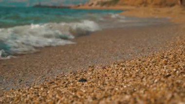 Deniz dalgaları akşam sahillerini kaplıyor.