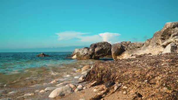 Le onde che lambiscono tranquillamente tra le rocce sulla riva — Video Stock