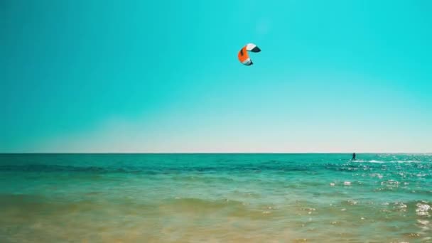 Kitesurfer na moři plující vlnami za slunečného dne — Stock video