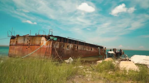 Ржавое судно на мелководье — стоковое видео