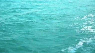 Gemideki dalgaların çarpması.