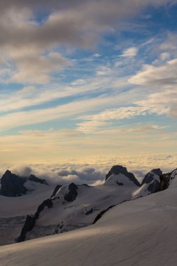 Yazın Alplerde güzel gündoğumu renkleri