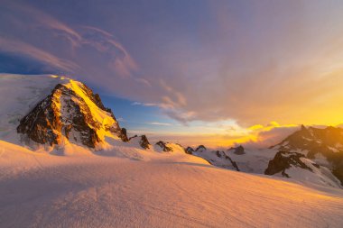 Yazın Alplerde güzel gündoğumu renkleri