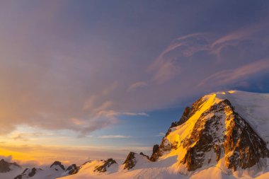 Yazın Alplerde güzel gündoğumu renkleri