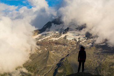 Yazın Fransız Alplerinde güzel gündoğumu renkleri