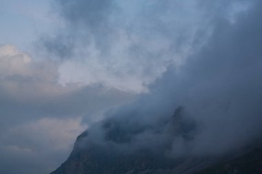 Yazın Fransız Alplerinde güzel gündoğumu renkleri
