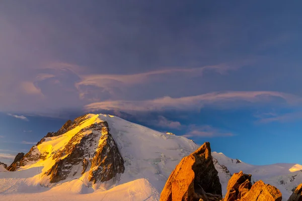 夏天阿尔卑斯山美丽的日出色 — 图库照片