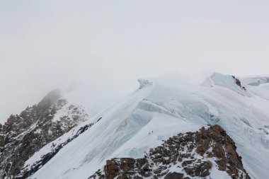 Kış gündoğumu Alplerde, karla kaplı zirvelerle