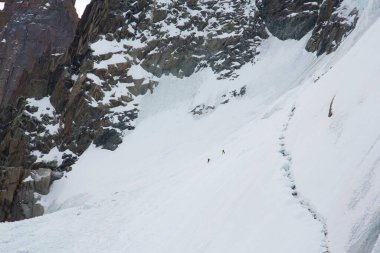 Kış gündoğumu Alplerde, karla kaplı zirvelerle