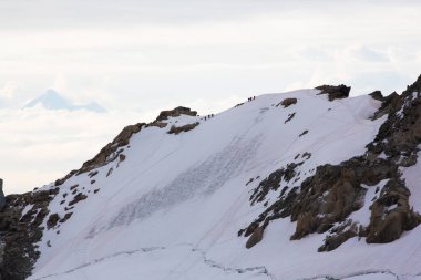 Kış gündoğumu Alplerde, karla kaplı zirvelerle