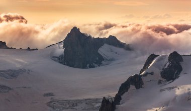 Kış gündoğumu Alplerde, karla kaplı zirvelerle