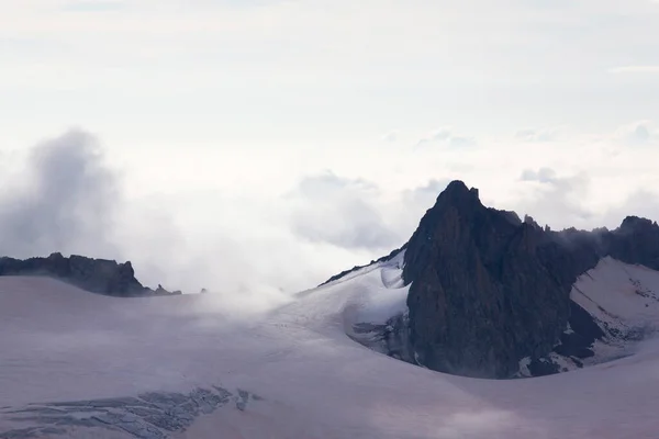 阿尔卑斯山冬季日出 雪峰覆盖 — 图库照片