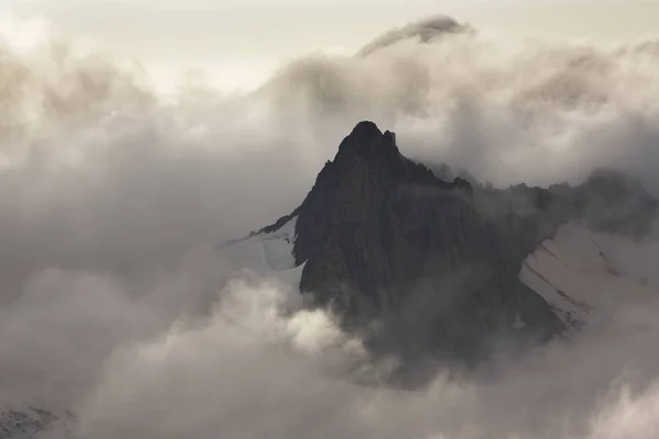 Kış Gündoğumu Alplerde Karla Kaplı Zirvelerle — Stok fotoğraf