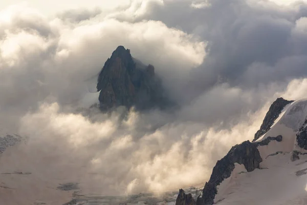 Kış Gündoğumu Alplerde Karla Kaplı Zirvelerle — Stok fotoğraf