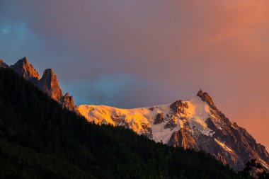 Yazın Alplerde güzel gündoğumu renkleri