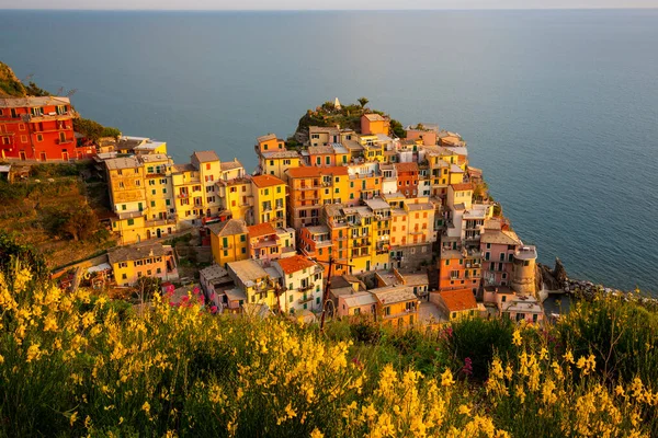 美丽的落日光照在意大利风景如画的村庄Cinque Terre上 — 图库照片