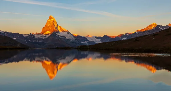 Beautiful Sunset Colors Cloudscape Swiss Alps Summer Matterhorn Reflection Lake — Stock Fotó