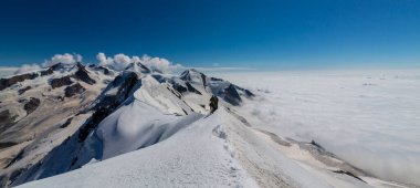 Kışın İsviçre Alpleri 'nin güzel dağlık manzarası dramatik bulutlu.