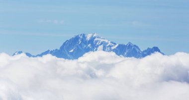 Kışın İsviçre Alpleri 'nin güzel dağlık manzarası dramatik bulutlu.