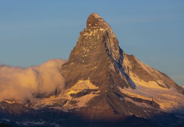 Kışın İsviçre Alpleri 'nin güzel dağlık manzarası dramatik bulutlu.