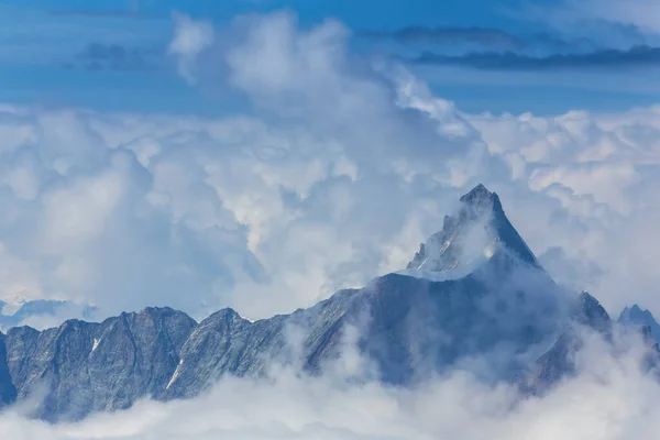 Krásná Alpská Scenérie Švýcarských Alpách Zimě Dramatickou Oblačností — Stock fotografie