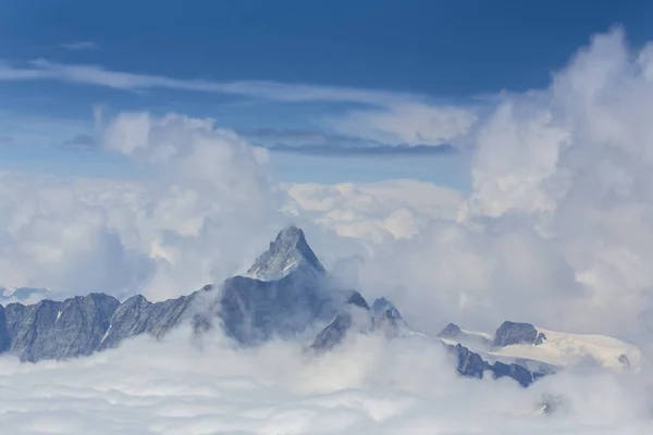Krásná Alpská Scenérie Švýcarských Alpách Zimě Dramatickou Oblačností — Stock fotografie