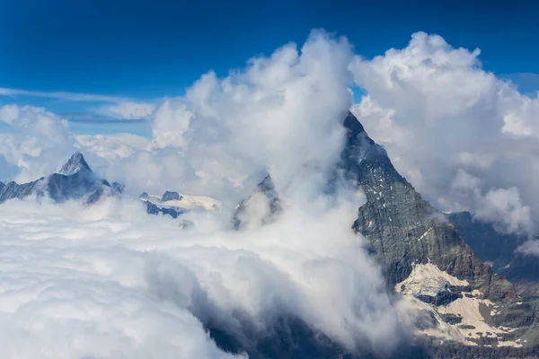 Krásná Alpská Scenérie Švýcarských Alpách Zimě Dramatickou Oblačností — Stock fotografie