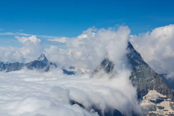 冬のスイスアルプスの美しい高山風景 劇的な雲景 — ストック写真