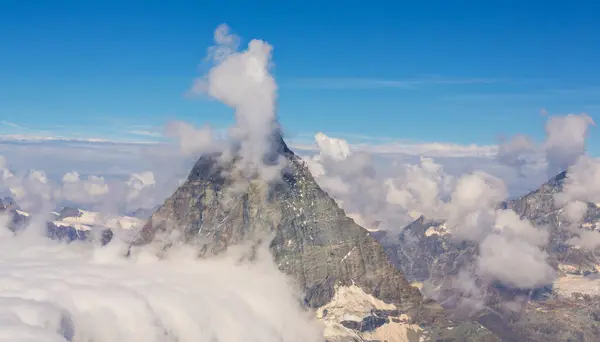 Kışın Sviçre Alpleri Nin Güzel Dağlık Manzarası Dramatik Bulutlu — Stok fotoğraf