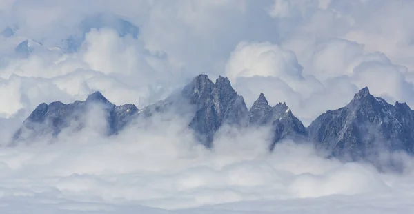 Kışın Sviçre Alpleri Nin Güzel Dağlık Manzarası Dramatik Bulutlu — Stok fotoğraf