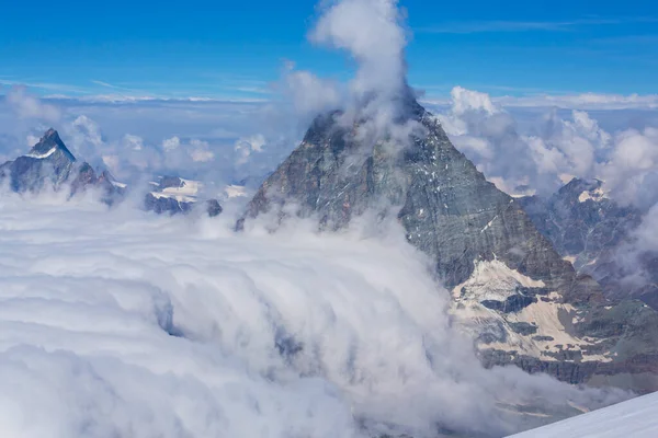 Kışın Sviçre Alpleri Nin Güzel Dağlık Manzarası Dramatik Bulutlu — Stok fotoğraf