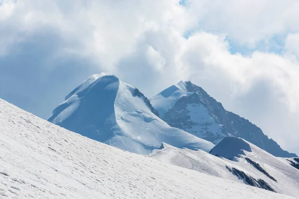 Hermoso Paisaje Alpino Los Alpes Suizos Invierno Con Paisaje Nublado —  Fotos de Stock