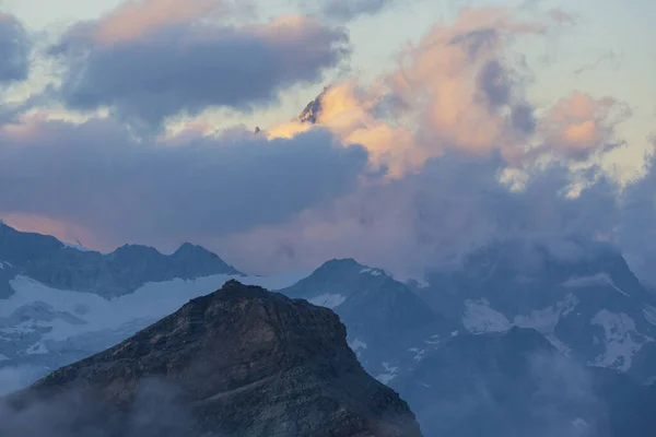 冬季瑞士阿尔卑斯山上美丽的高山风景 云彩斑斓 — 图库照片