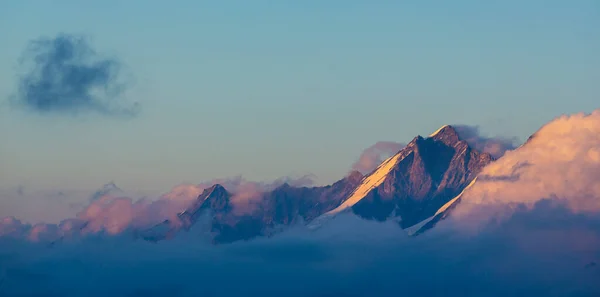 Prachtig Alpenlandschap Zwitserse Alpen Winter Met Dramatisch Wolkenlandschap — Stockfoto