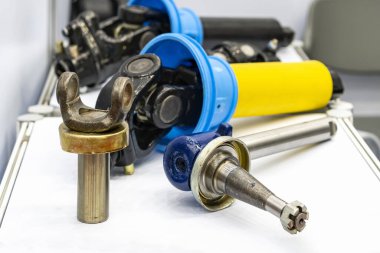 Çeşitli yeni otomobil parçaları süspansiyon aygıt sistemi evrensel eklem ve kontrol kollar spindle iğne şaft çubuğu masa üzerinde biter