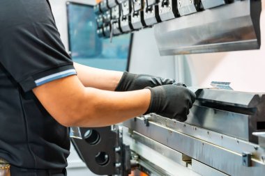 Yarı otomatik hidrolik bükme makinesinin dişlerini kapat ve teknisyenin elleri bükme sırasında metal levhayı ya da iş parçasını yakala..