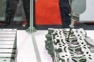 yüksek teknoloji kesinlik vakum emici emme montaj emme vanası sırasında silindir başlı motor veya motorlu araç endüstriyel üretim sürecinin ürünleri ile yüksek teknoloji otomatik seçim