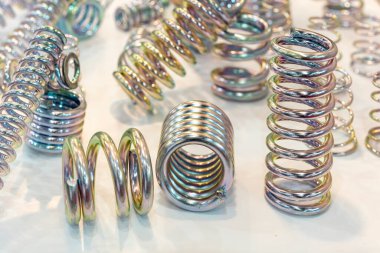 çeşitli boyutlarda metal süspansiyon veya sıkıştırma yay ekipmanı veya otomotiv endüstriyel veya makine için masa üzerindeki üretim makinesi parçası