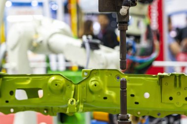 Yay boyunca robotla kaynaşan elektrot direnç noktası veya üretim sürecinde otomobil parçasının gövde yapısı için kıvılcım